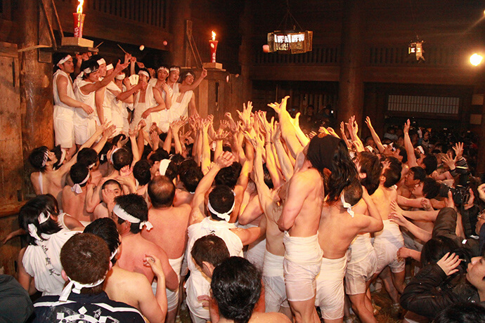 重要無形民俗文化財に指定されている浦佐毘沙門道の裸押合