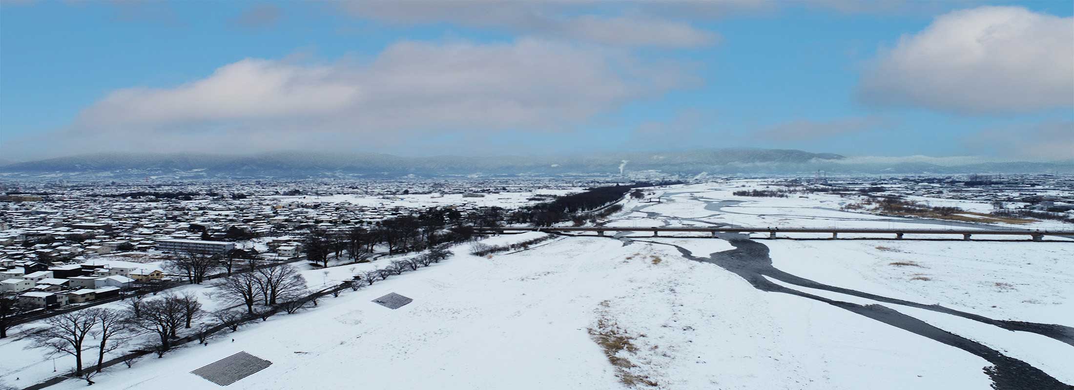 市内の雪景色(信玄堤周辺の上空を空撮)