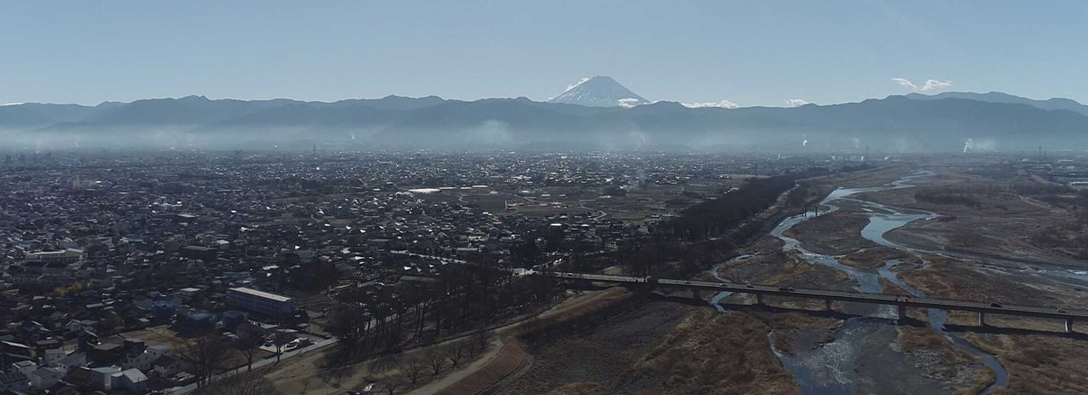 冬晴れの信玄堤と富士