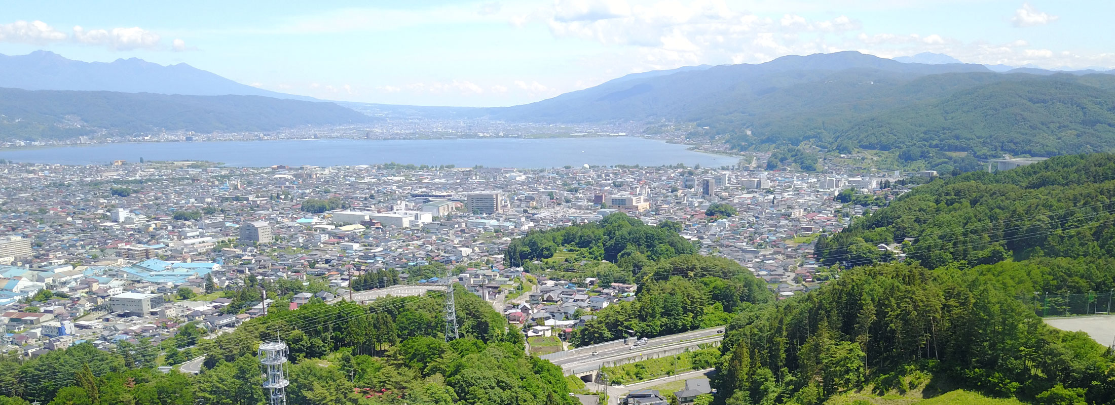 諏訪湖と市街地
