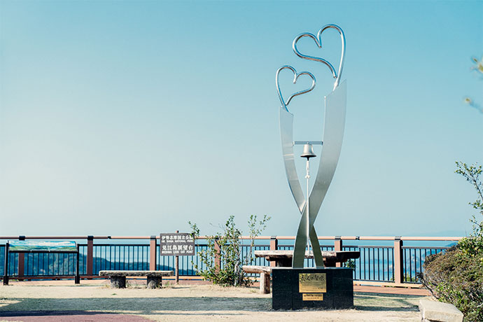 ハートの入江が見える「恋人の聖地」見江島展望台