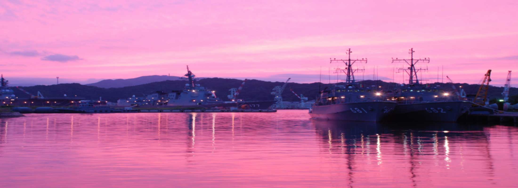 自衛艦と夕焼け