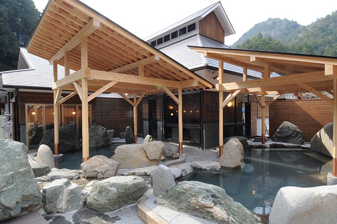 標高939mの笠形山のふところに湧き出る天然温泉