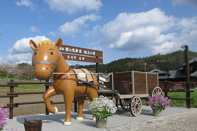 銀の馬車道の馬車モニュメント「ハヤブ」