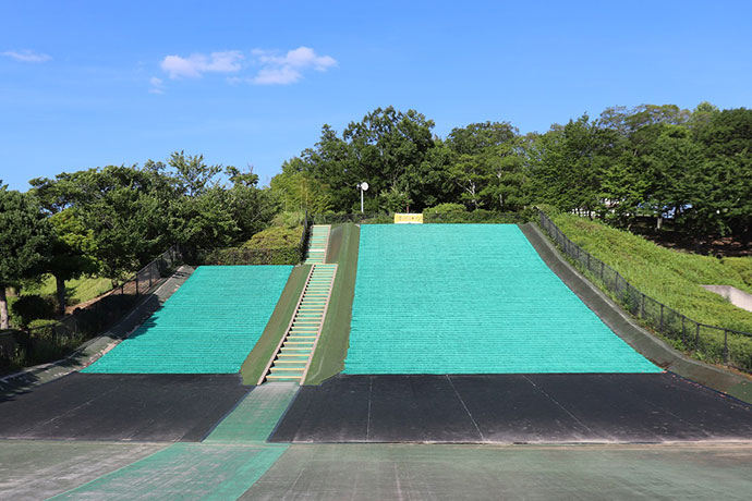 大型遊具が揃う竹取公園の大滑り台