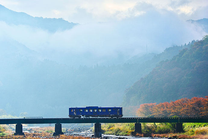 橋梁を渡る観光列車「昭和号」