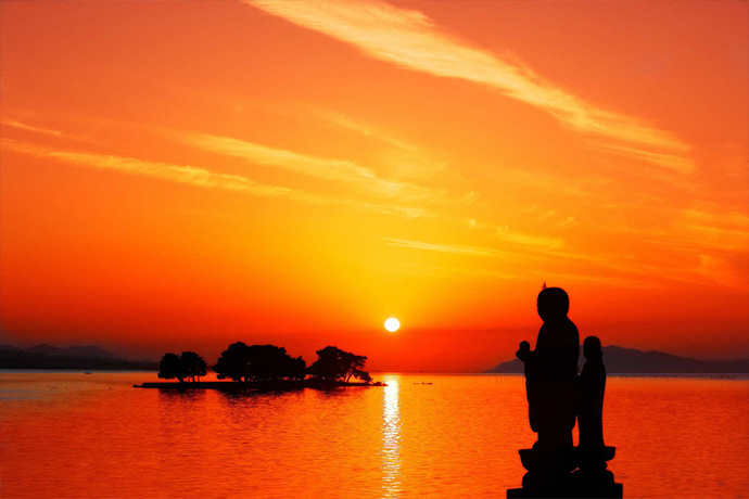 【宍道湖の夕日】日本夕陽百選にも選定されている「水の都松江」の象徴