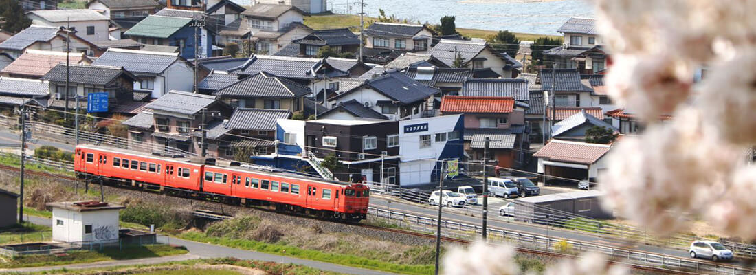 安来の町並み_JRと桜