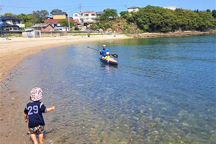 子育て(海にて)