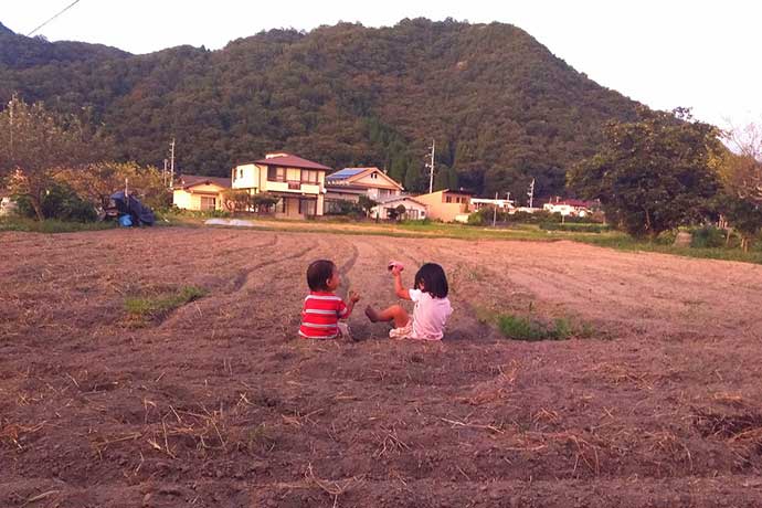 子育て(畑にて)