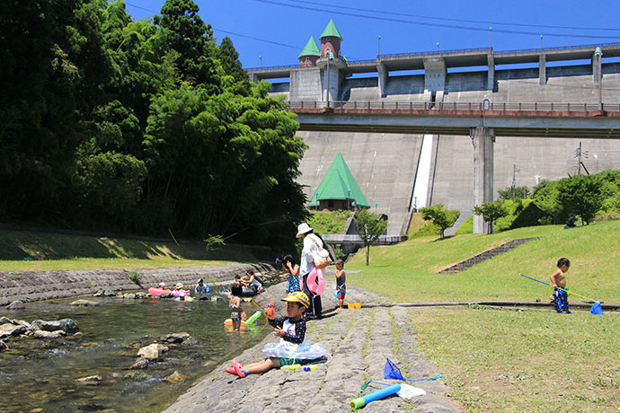 鳴淵ダム下流公園