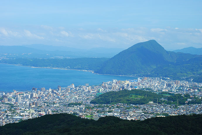 緑豊かな山々と波穏やかな別府湾に囲まれた美しい景観