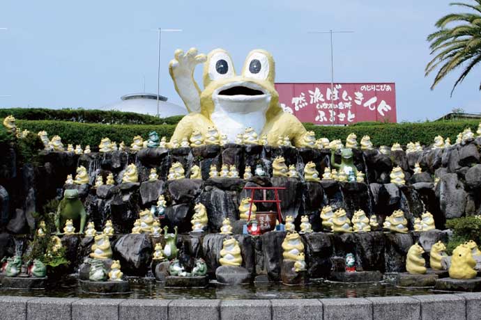 沢山のカエルがお出迎え　のじりこぴあ