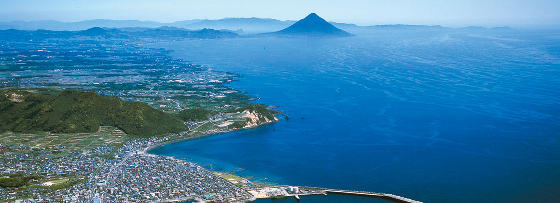 枕崎港と開聞岳(薩摩富士)