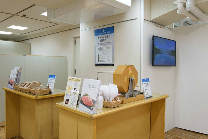 会場内で寄附いただいたお客さまには粗品をプレゼント。さらにガラポン抽選会にも参加可能で、そのまま店内でお買い物が楽しめる三越商品券をプレゼント。