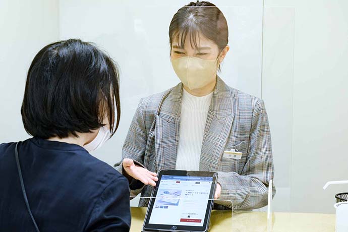 店頭カウンターではふるさと納税担当スタッフが直接お客さまをご案内。スマホを使い慣れていない方には入力代行のサービスも。