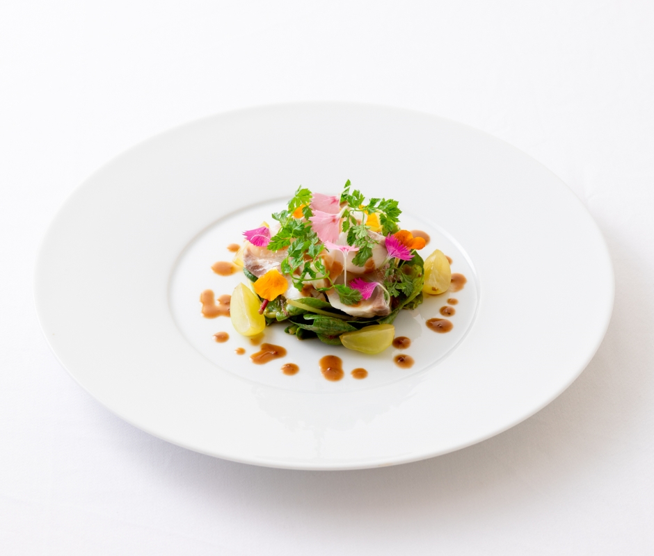 前菜、紅葉鯛とシャインマスカットのマリネのイメージ