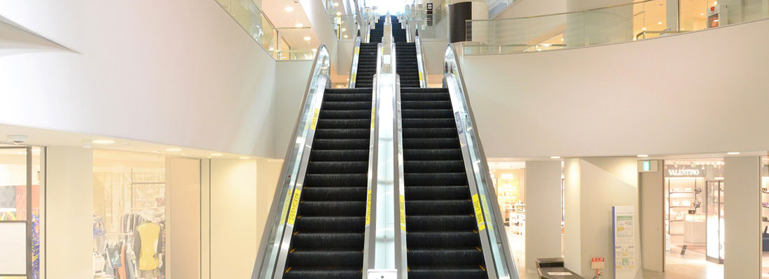 店内中央エスカレーター